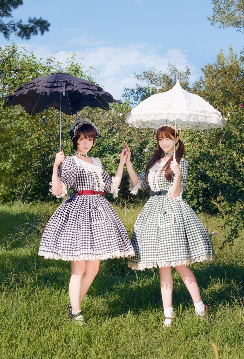 户外写真美女姐妹花软萌可爱女仆装制服写真