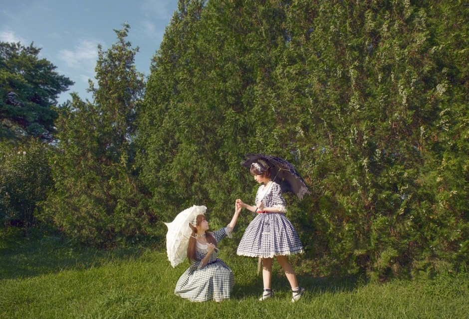 户外写真美女姐妹花软萌可爱女仆装制服写真