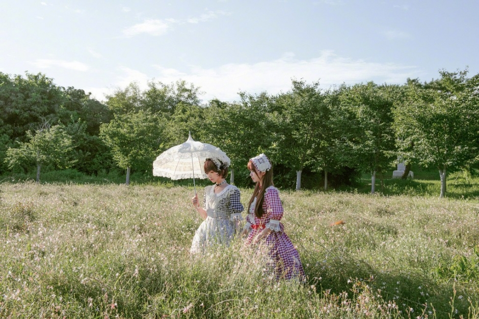 户外写真美女姐妹花软萌可爱女仆装制服写真