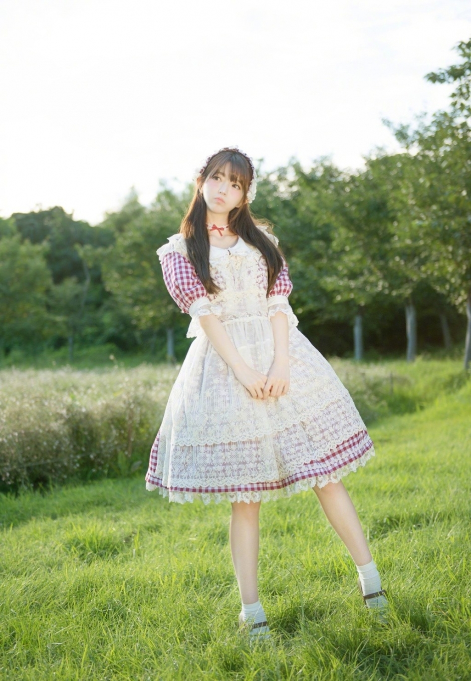 户外写真美女姐妹花软萌可爱女仆装制服写真