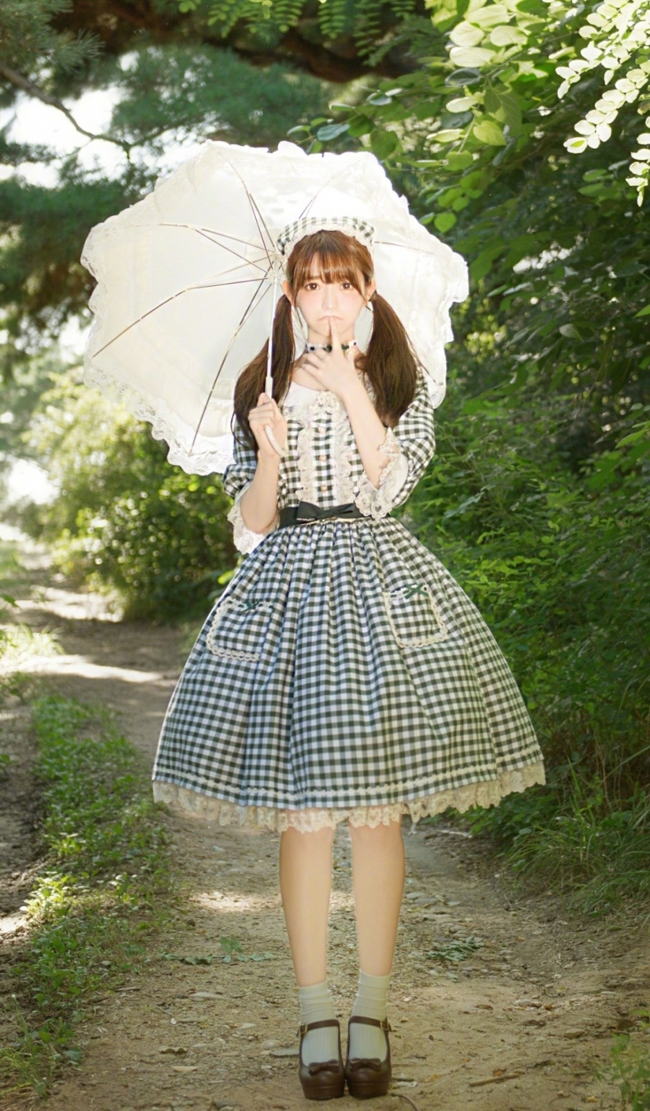 户外写真美女姐妹花软萌可爱女仆装制服写真