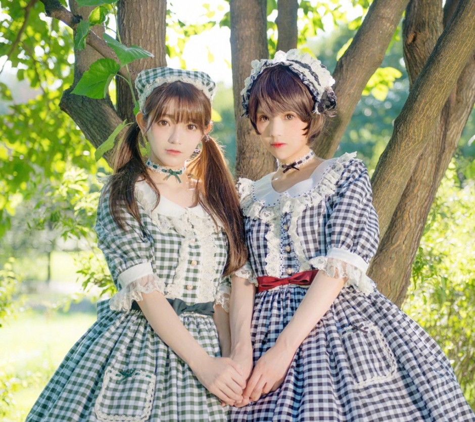 户外写真美女姐妹花软萌可爱女仆装制服写真