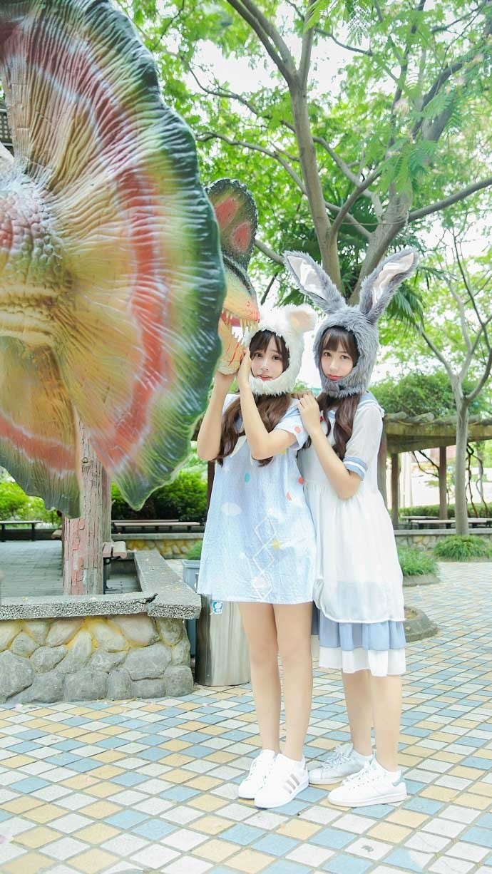 户外写真美女姐妹花软萌可爱女仆装制服写真