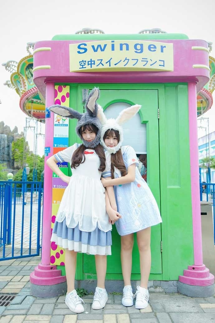 户外写真美女姐妹花软萌可爱女仆装制服写真