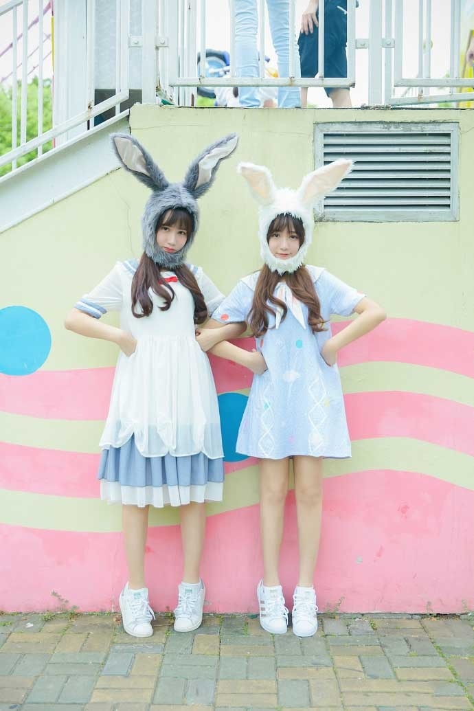 户外写真美女姐妹花软萌可爱女仆装制服写真