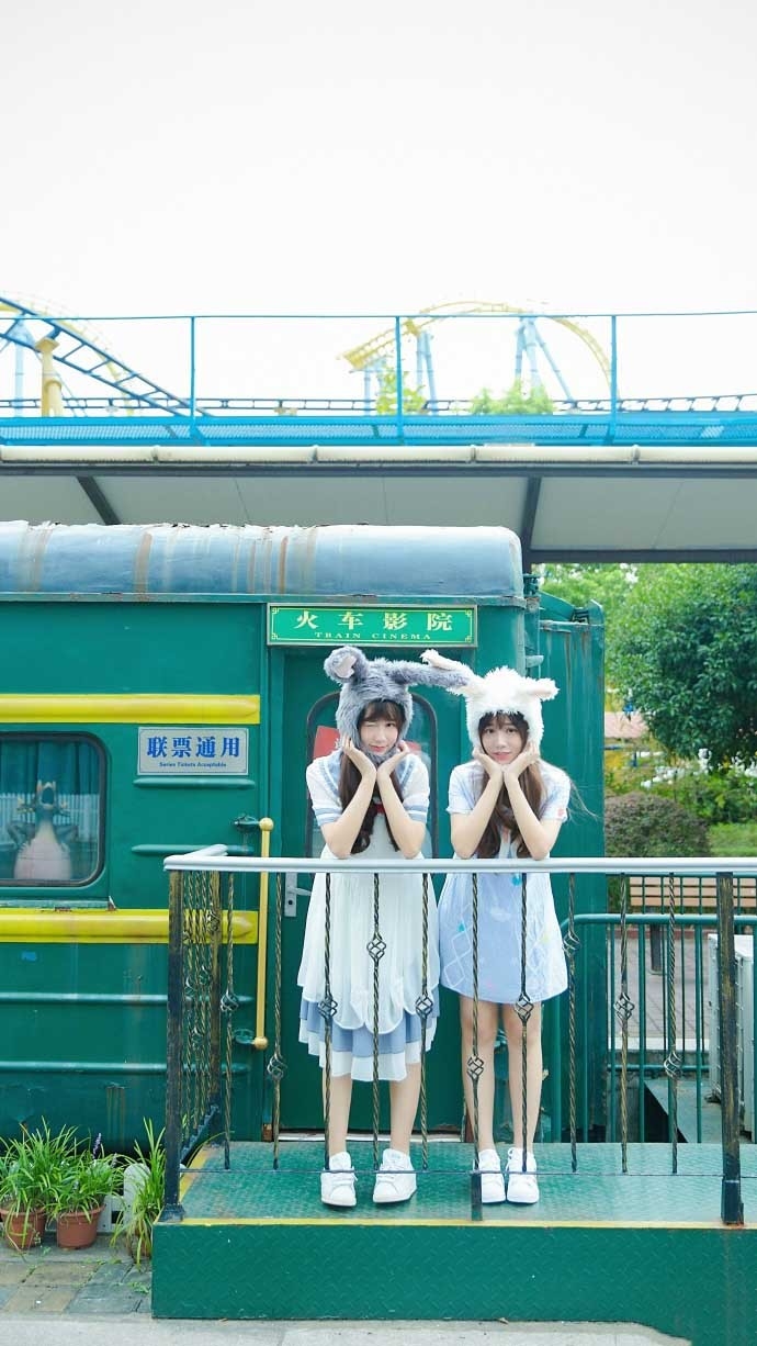 户外写真美女姐妹花软萌可爱女仆装制服写真