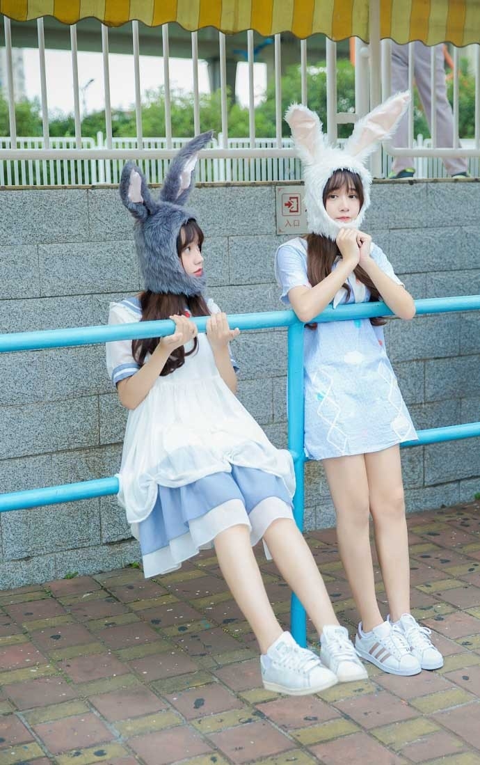 户外写真美女姐妹花软萌可爱女仆装制服写真