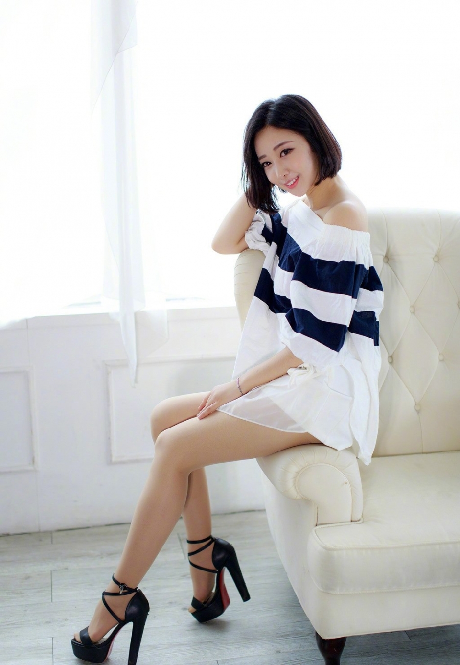 韩国气质美模高跟美腿风情美艳诱人艺术照写真