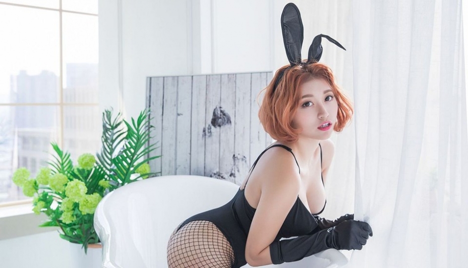 网格黑丝真人美女兔女郎装制服诱惑大奶肥臀写真图片
