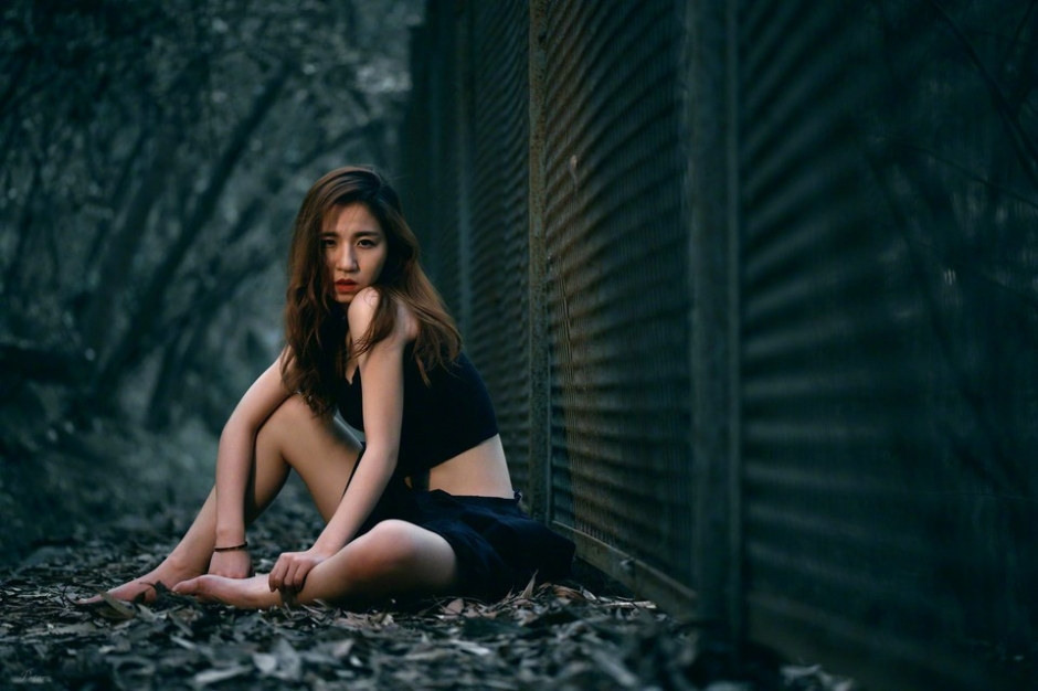 野外迷情霸气冷艳美女诱人美乳蛮腰艺术写真