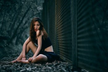 野外迷情霸气冷艳美女诱人美乳蛮腰艺术写真