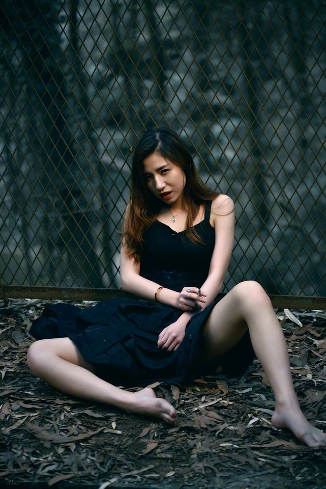 野外迷情霸气冷艳美女诱人美乳蛮腰艺术写真