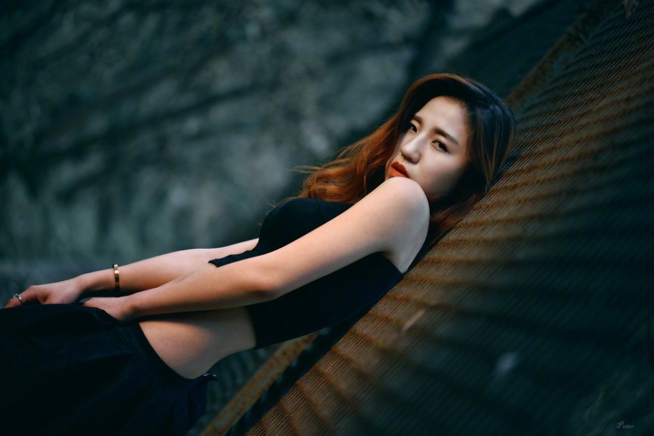 野外迷情霸气冷艳美女诱人美乳蛮腰艺术写真