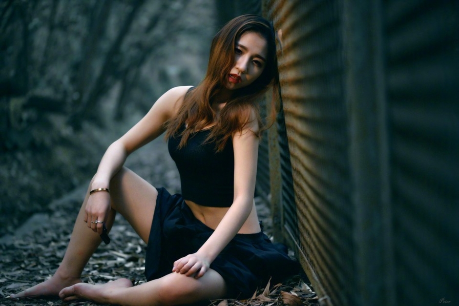 野外迷情霸气冷艳美女诱人美乳蛮腰艺术写真