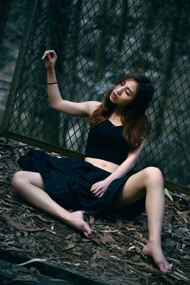 野外迷情霸气冷艳美女诱人美乳蛮腰艺术写真