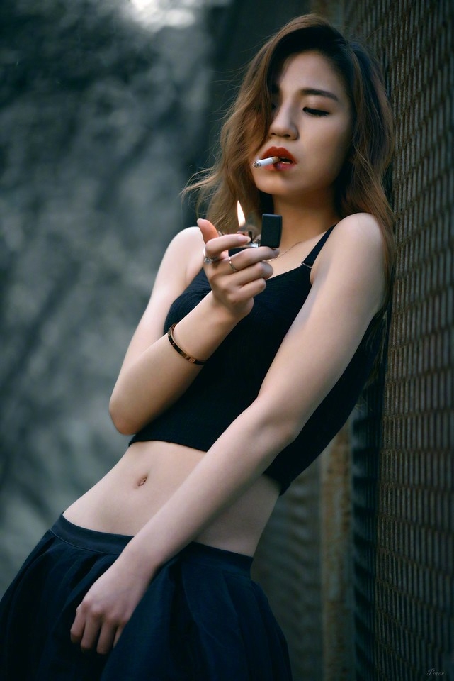 野外迷情霸气冷艳美女诱人美乳蛮腰艺术写真