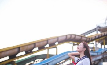 甜美小清新制服美女户外超短裙小白鞋清纯写真