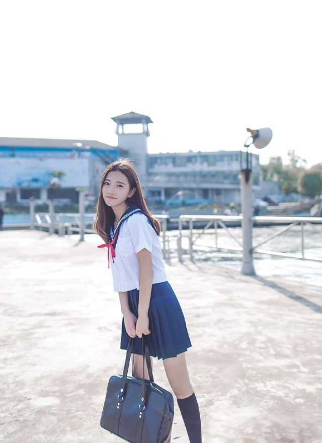 甜美小清新制服美女户外超短裙小白鞋清纯写真