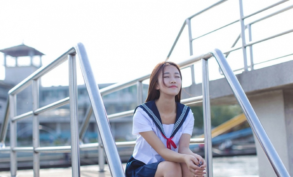 甜美小清新制服美女户外超短裙小白鞋清纯写真