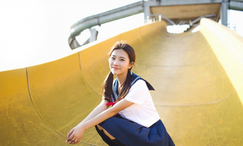 甜美小清新制服美女户外超短裙小白鞋清纯写真