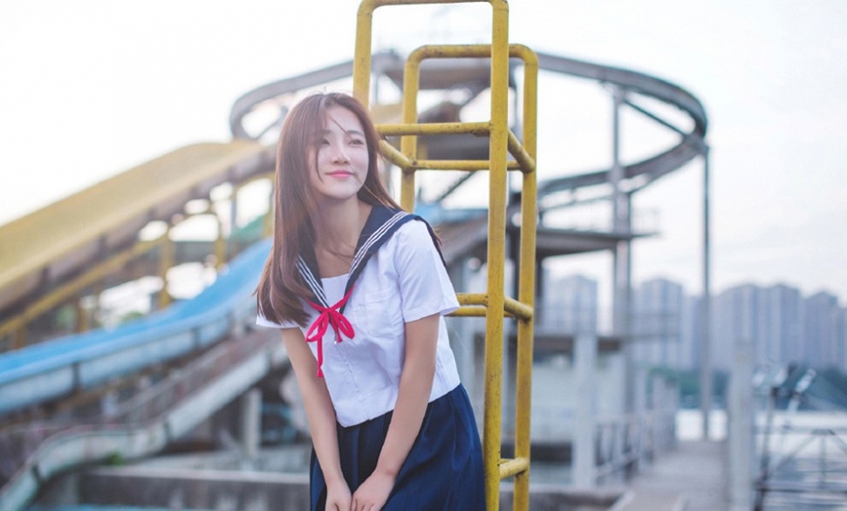 甜美小清新制服美女户外超短裙小白鞋清纯写真