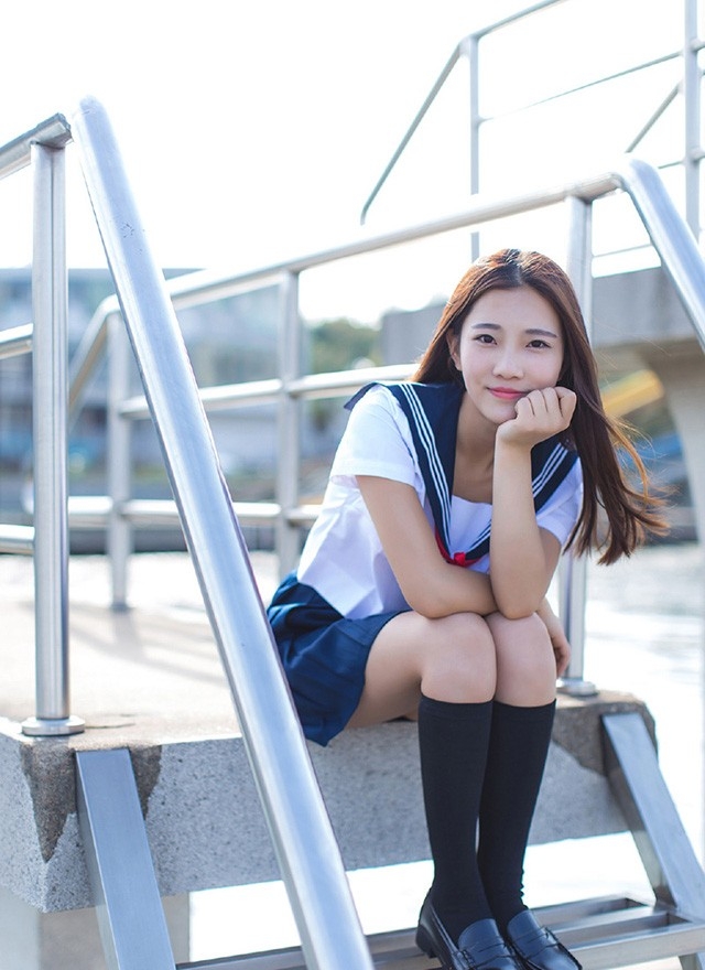 甜美小清新制服美女户外超短裙小白鞋清纯写真