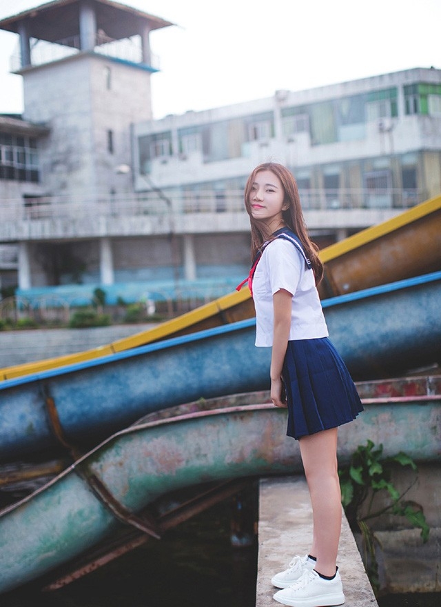 甜美小清新制服美女户外超短裙小白鞋清纯写真