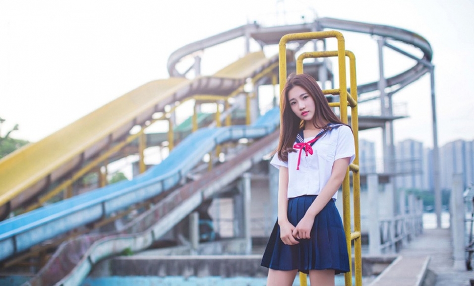 甜美小清新制服美女户外超短裙小白鞋清纯写真