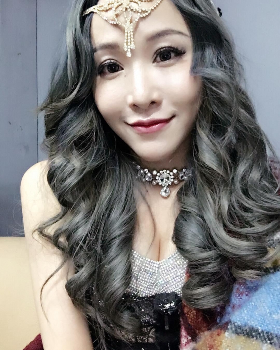 爆乳性感女神台湾美女芽芽诱人私房美照