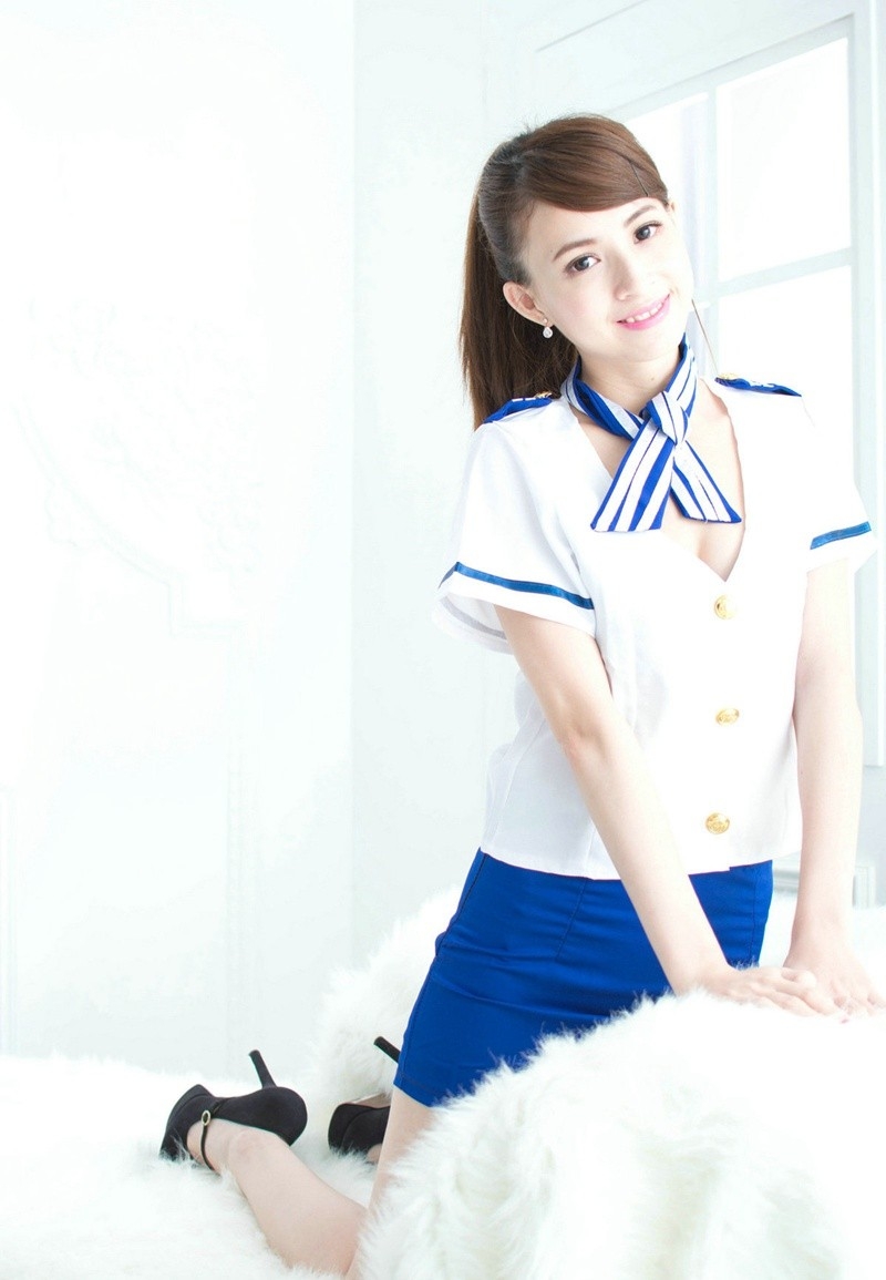马尾靓丽空姐大胆制服诱惑性感美胸美腿私房床照