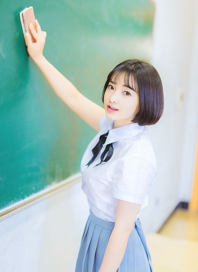 高颜值超美短发学妹小清新制服校园唯美写真