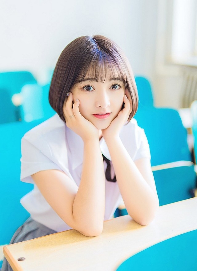 高颜值超美短发学妹小清新制服校园唯美写真