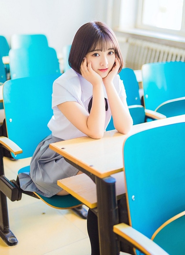 高颜值超美短发学妹小清新制服校园唯美写真