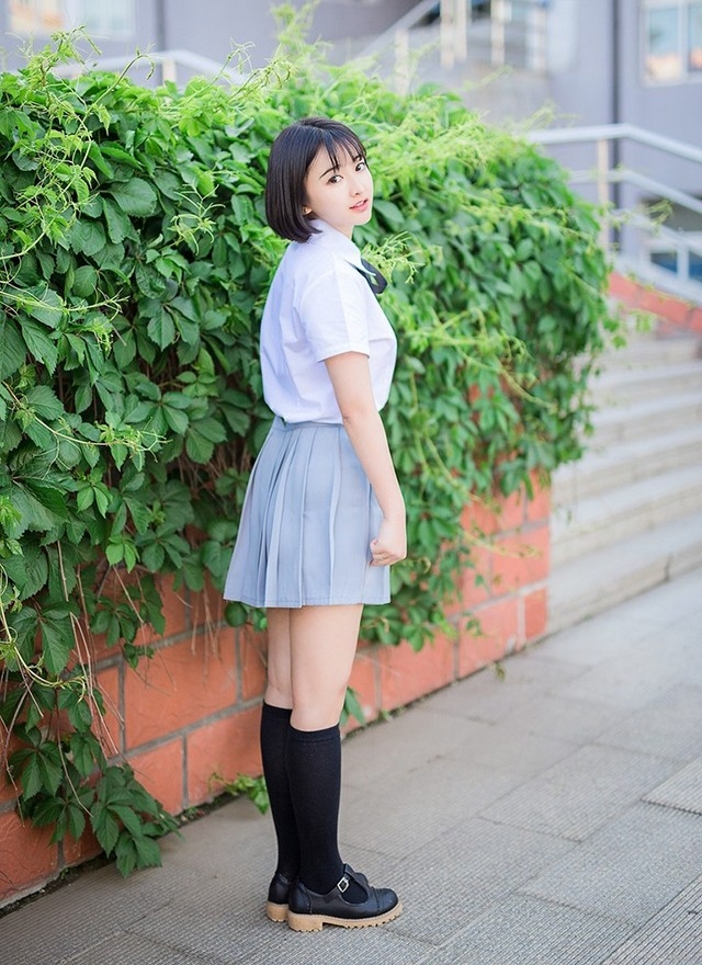 高颜值超美短发学妹小清新制服校园唯美写真