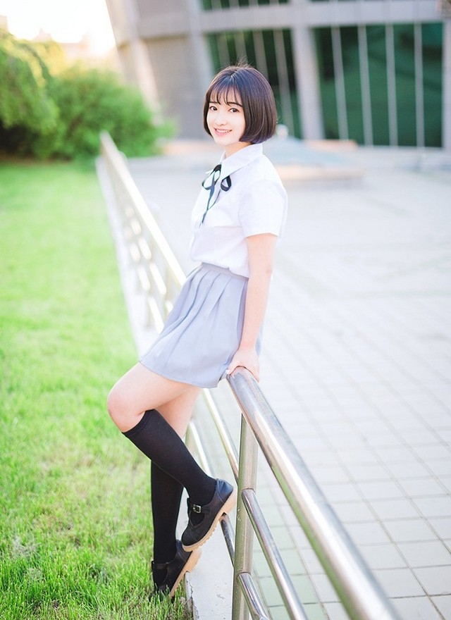 高颜值超美短发学妹小清新制服校园唯美写真