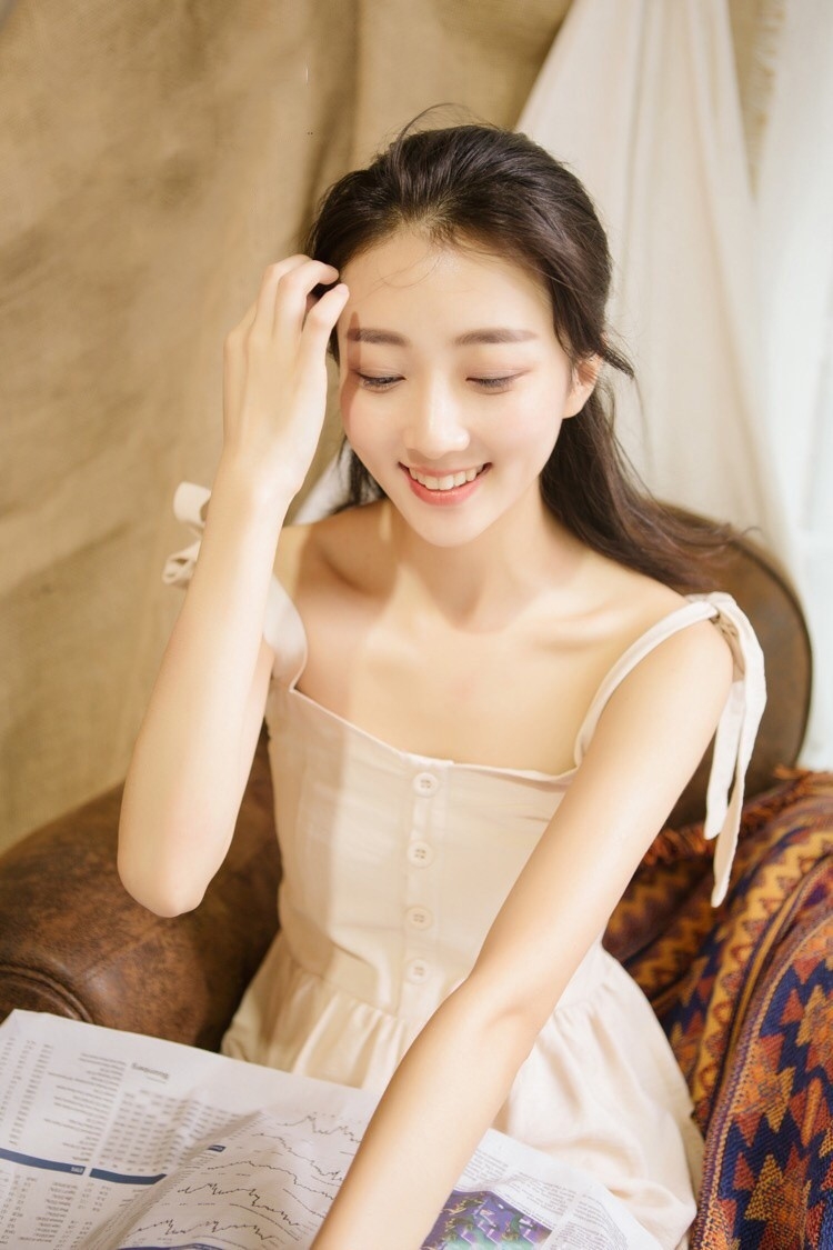 清新甜美氧气美女肌肤白嫩酥胸美腿私房写真