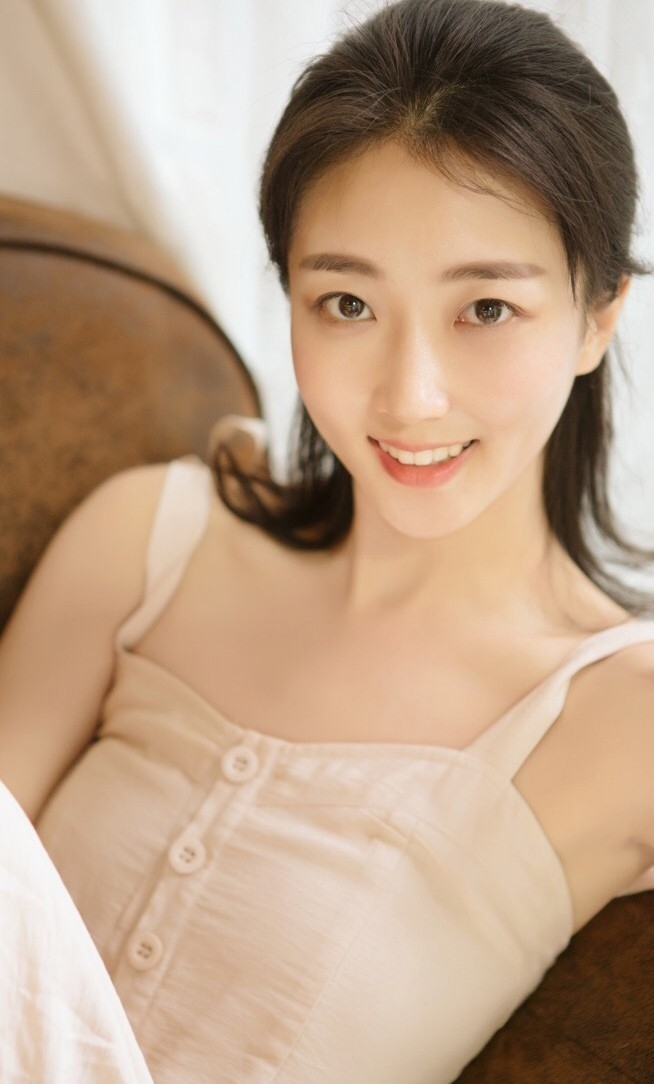 清新甜美氧气美女肌肤白嫩酥胸美腿私房写真