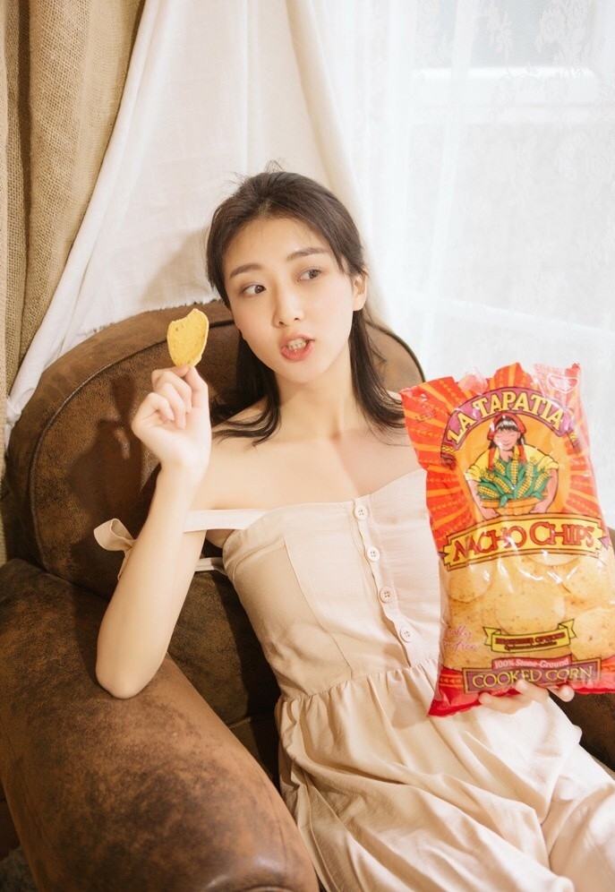 清新甜美氧气美女肌肤白嫩酥胸美腿私房写真