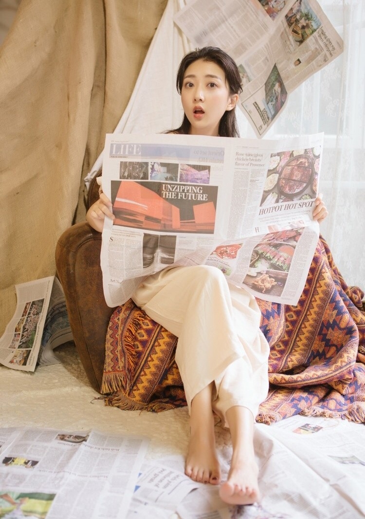 清新甜美氧气美女肌肤白嫩酥胸美腿私房写真