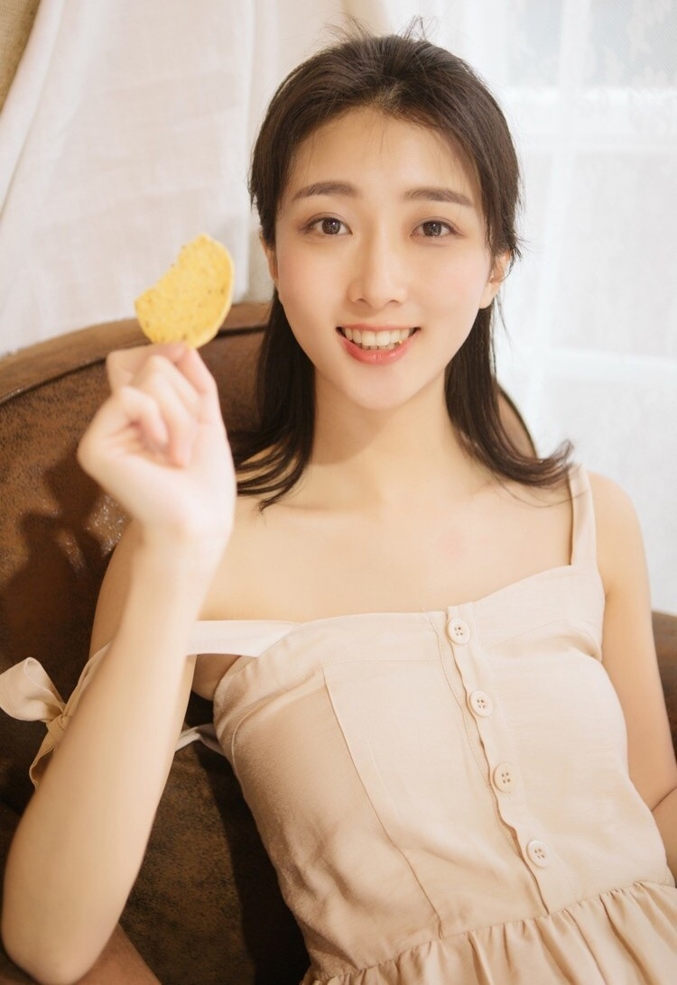 清新甜美氧气美女肌肤白嫩酥胸美腿私房写真