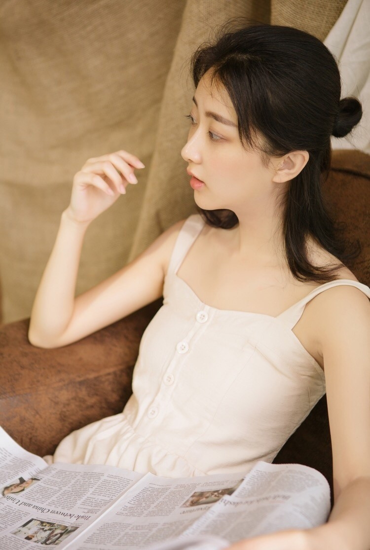 清新甜美氧气美女肌肤白嫩酥胸美腿私房写真