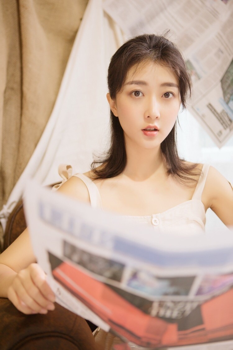 清新甜美氧气美女肌肤白嫩酥胸美腿私房写真