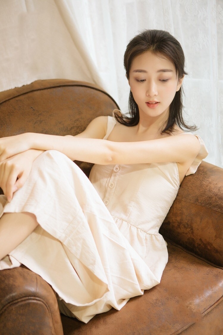 清新甜美氧气美女肌肤白嫩酥胸美腿私房写真