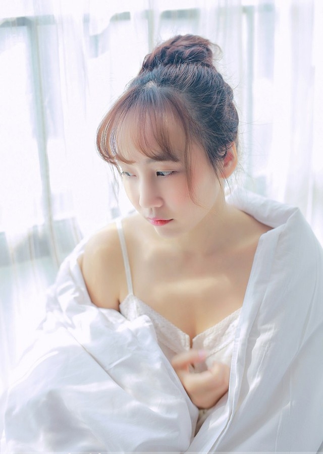 早安少女性感吊带睡衣清新诱人唯美写真