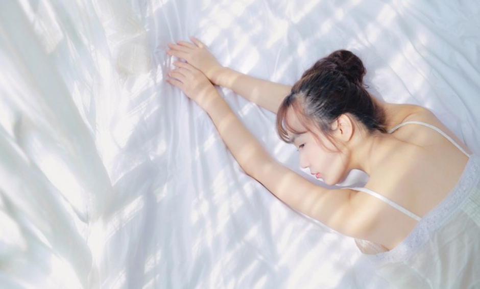 早安少女性感吊带睡衣清新诱人唯美写真