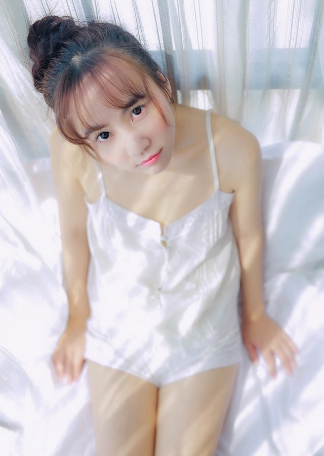 早安少女性感吊带睡衣清新诱人唯美写真