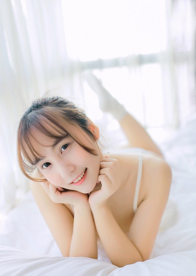 早安少女性感吊带睡衣清新诱人唯美写真
