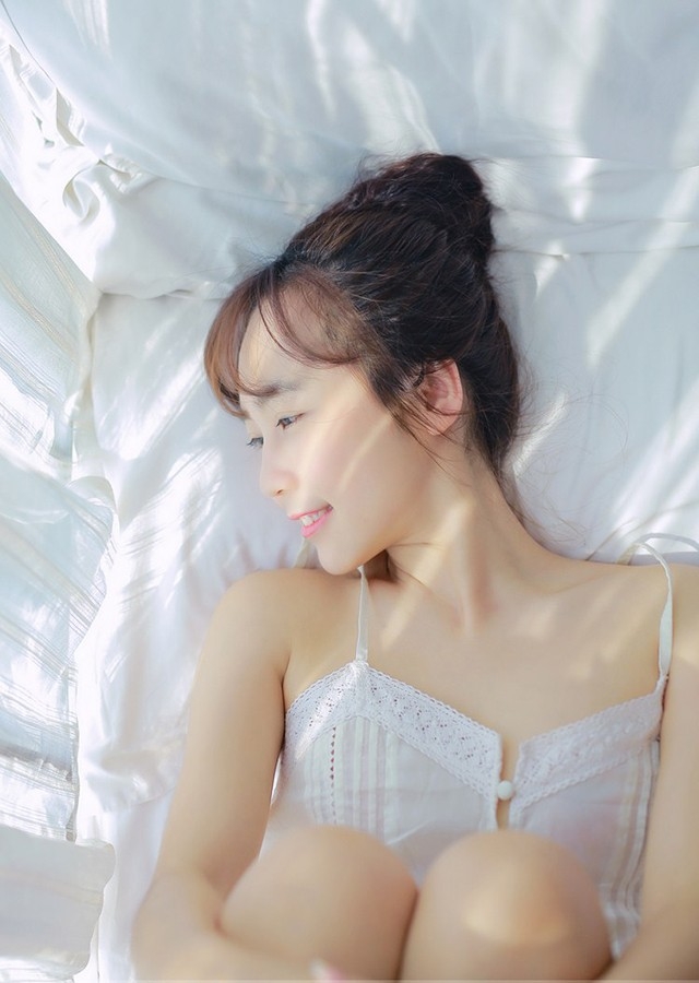 早安少女性感吊带睡衣清新诱人唯美写真