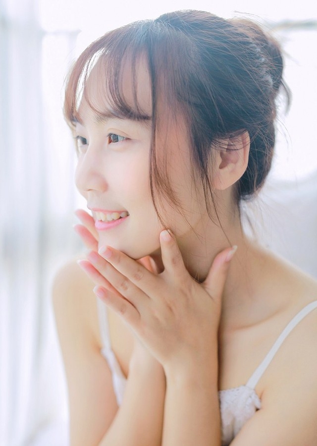 早安少女性感吊带睡衣清新诱人唯美写真