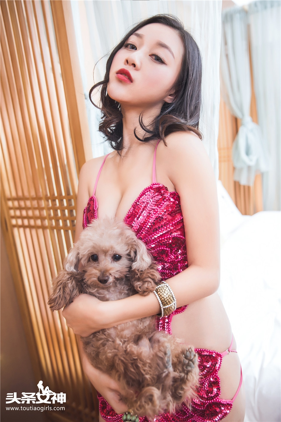 高跟美乳裸大腚性感少妇床上跪舔淫荡诱惑图片